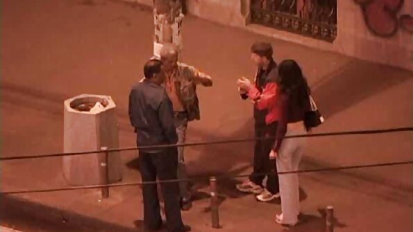 A pirang lucu aya dina gim dimana burit baseuh nya jeung pussy anu fucked