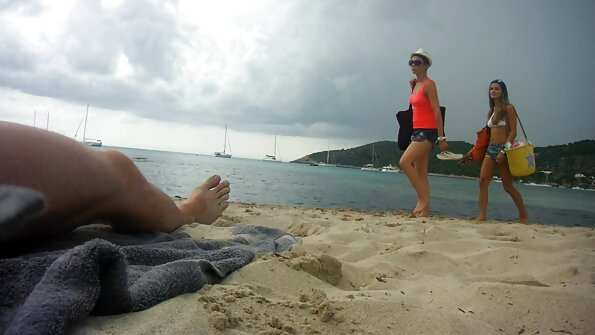 Pasangan amatir syuting interaksi seksual maranéhanana di pangkeng