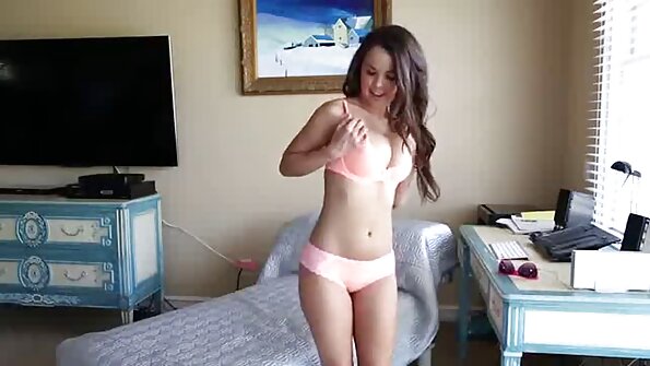 A redhead jeung burit leutik geus meunang kontol dina biwir cunt juicy nya