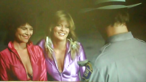 A pirang jeung cunt seksi ieu rammed ku dua lads badag dina adegan ieu