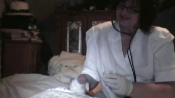 A brunette jeung seuri seksi jeung pirang panas, fucking dirina