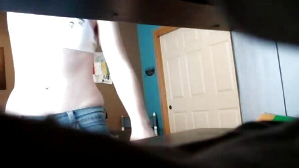 A brunette curvy jeung payudara badag keur rolling sabudeureun dina jarami