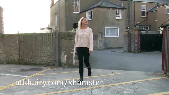 Model brunette pikaresepeun nunjukkeun sukuna sareng dipaku