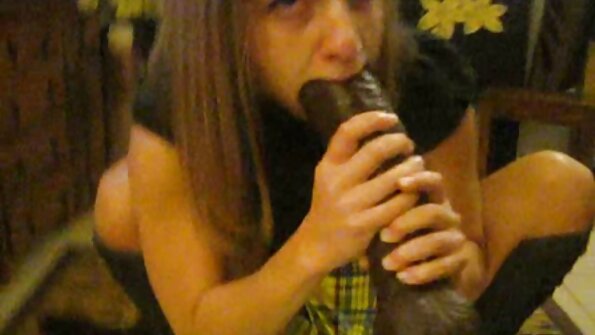 Manis Jepang cutie nyedot dina dildo nya jeung fucks sorangan