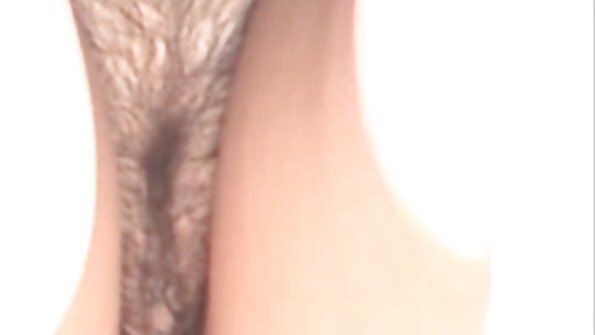 Hiji mojang jeung boobs leutik keur diuk dina luhureun hiji cock teuas badag