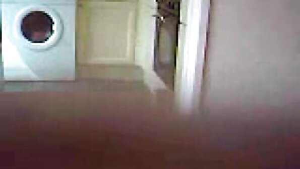 A palacur Asia buluan jeung suku ceking lalaki ditembus