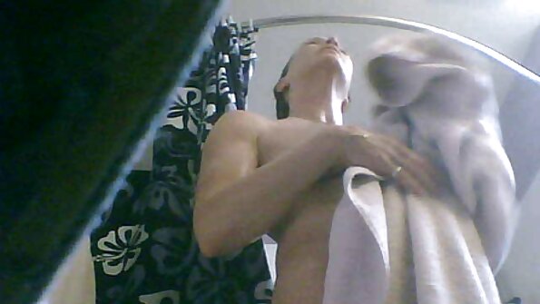 Sapasang chicks jeung payudara badag ngalakonan sababaraha licking cunt panas