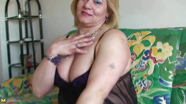 Sapasang katresna seksi duanana nanganan cock sarua dina ranjang