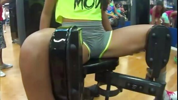 Kelinci coklat anu seksi sareng burit anu ageung ngaluncat dina kontol anu keras