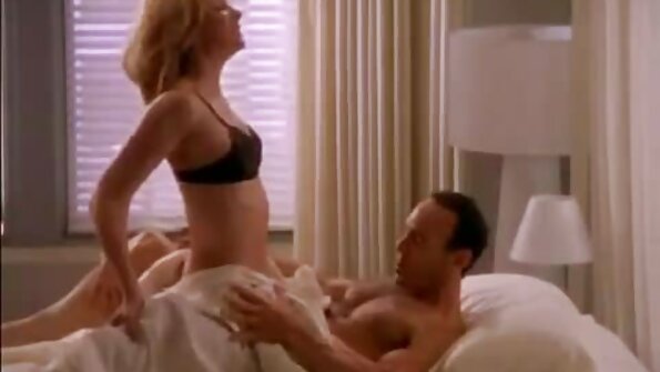 Asian milf nyaeta luar ku kolam renang jeung sobat nya jeung dude a