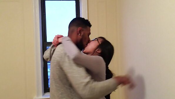 A bimbo burit badag ditembus jeung burit nya lalaki ditampar ogé