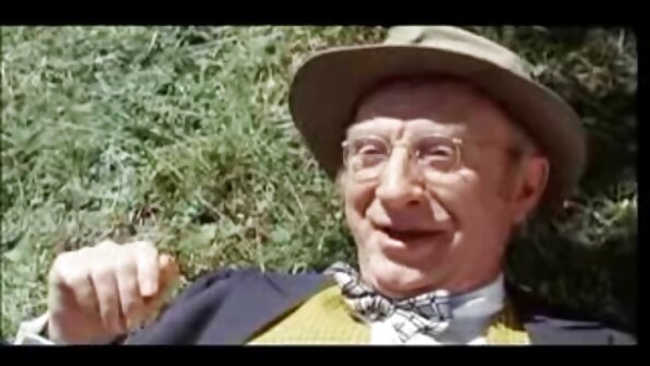 A dude hideung badag ngadorong kontol kana kinky brunette Latina