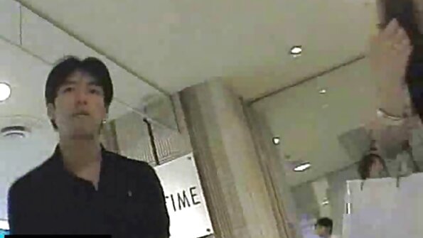 A pirang keur ngalakonan anal sex jeung manéhna ogé mikanyaah nyusu nu cock teuas