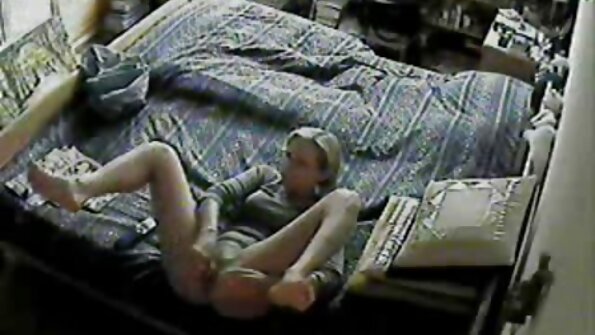 A pirang jeung sungut seksi keur ngalakukeun pakasaban niup panas ku kolam renang