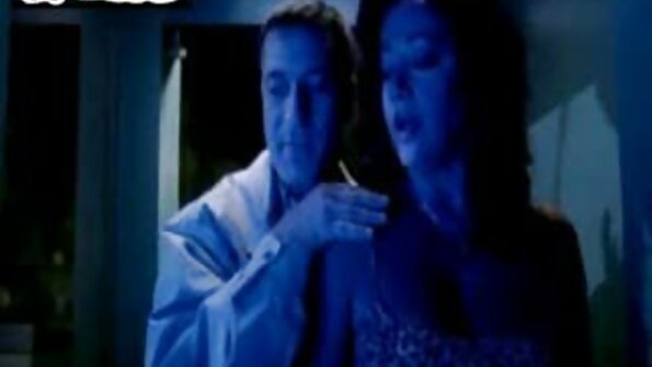 A brunette nembongkeun cinta nya nuju cacakan teuas badag dina sofa