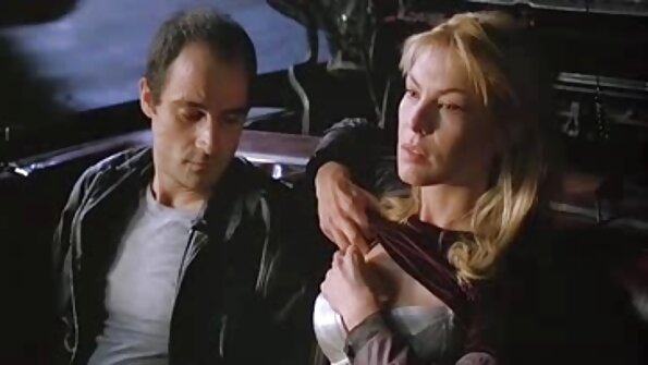 A brunette nu mikanyaah cock teuas lalaki ditembus dina video rupa ieu