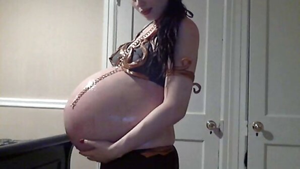 Hiji awéwé rupa ieu filmed dina sudut pandang video, nyusu kontol