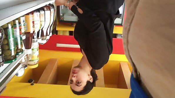 Cewek pirang geulis geus bunghole dibor di luar jeung di jero