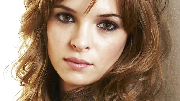 Hiji burit badag gagak bulu mojang keur bending leuwih meunang rammed ku lalaki nya