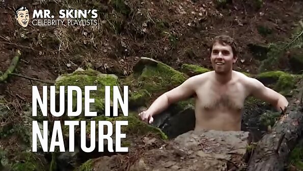 Hiji awéwé burit badag keur exposing butt nya jeung cunt nya saméméh kaméra