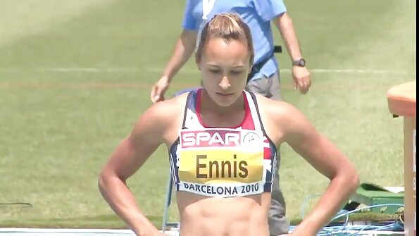 Pirang sareng payudara ageung aya dina méja, ngalamun pisan