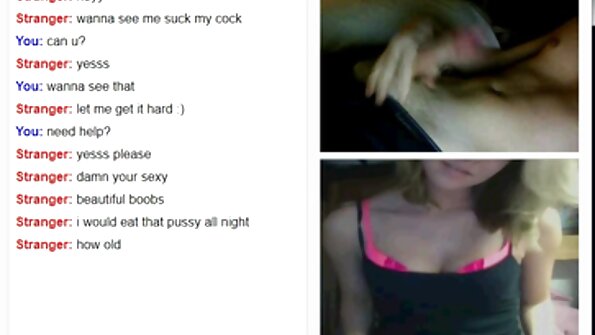 A brunette méré pakasaban leungeun dina luhureun meja urut kawas pro