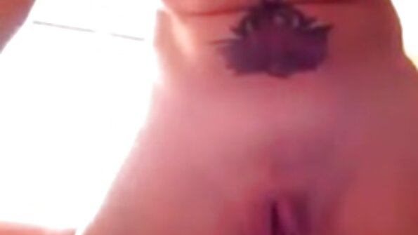 A brunette nu mikanyaah lalaki ieu fucked ku dua di antarana sakaligus