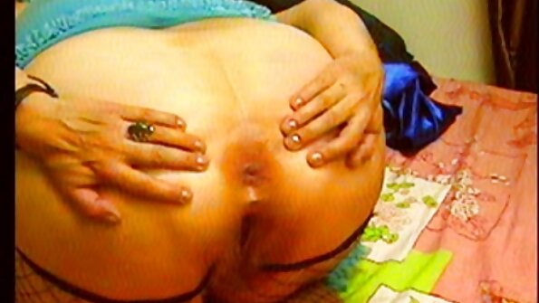 A chick ebony gajih anu mikanyaah ngarasakeun cock jeung biwir nya, nyedot pisan