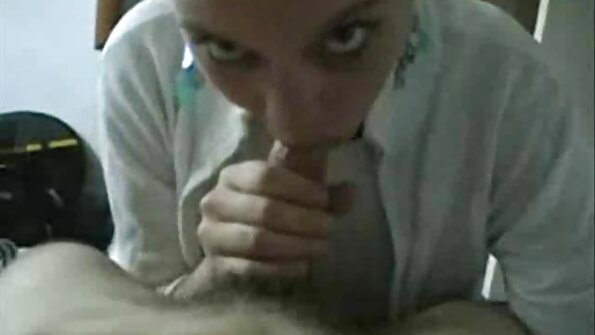 A milf seksi lalaki spooned on sofa ku dude badag