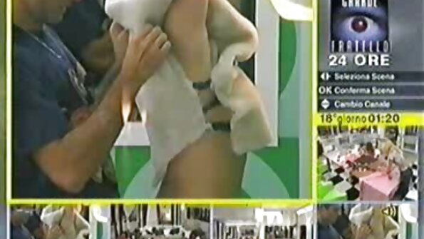 Wanoja pirang ceking nganggo sneakers sareng kaos kaki anu bangsat