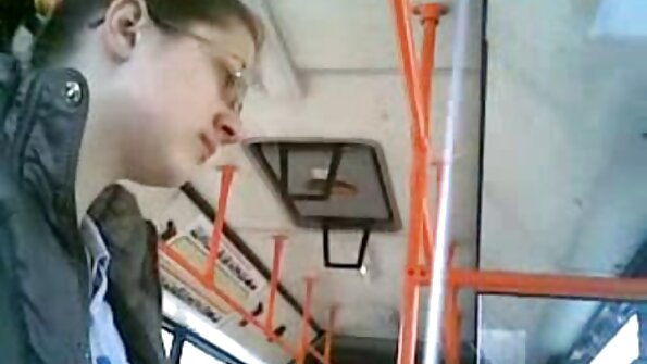 Lesbi pirang ngalakukeun hal-hal anu jahat ka anu sanés dina sofa