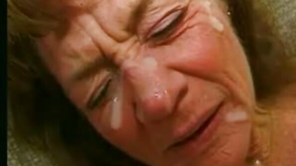 Sanggeus poé teuas brunette ceking aya dina wanda ka urut clit