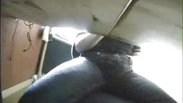 Hiji mojang anu mikanyaah kana tug kontol lalaki cum di payudara alam nya