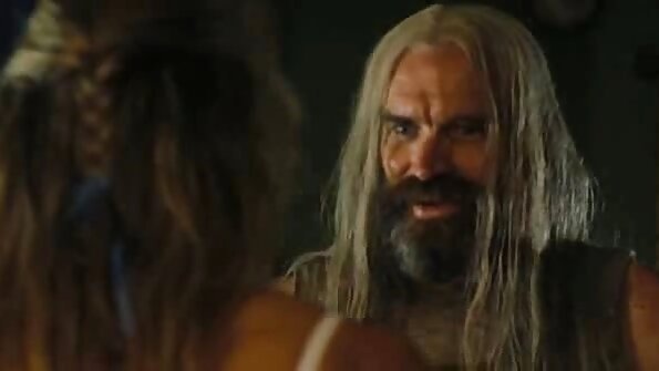 Sakelompok awéwé nampilkeun buritna di klub sareng aranjeunna ngocok aranjeunna