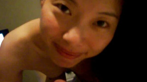 A brunette panas teases snatch dirina kalawan vibrator sarta dildo a ogé