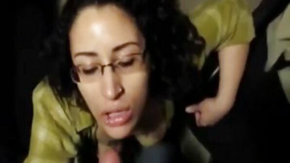 A Latina licks tits dirina sorangan salaku manéhna lalaki fucked ku kolam renang