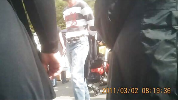 Budak awéwé seksi anu maén sareng cocooan nuju maén sareng hal anu nyata