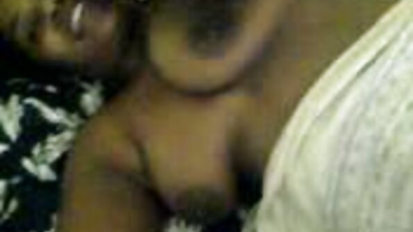 Pirang jeung brunette chicks jeung hiji lalaki gaduh nyata fun