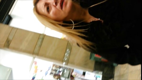 Pirang teases kami kalawan dildos badag nya dina ranjang pangkeng